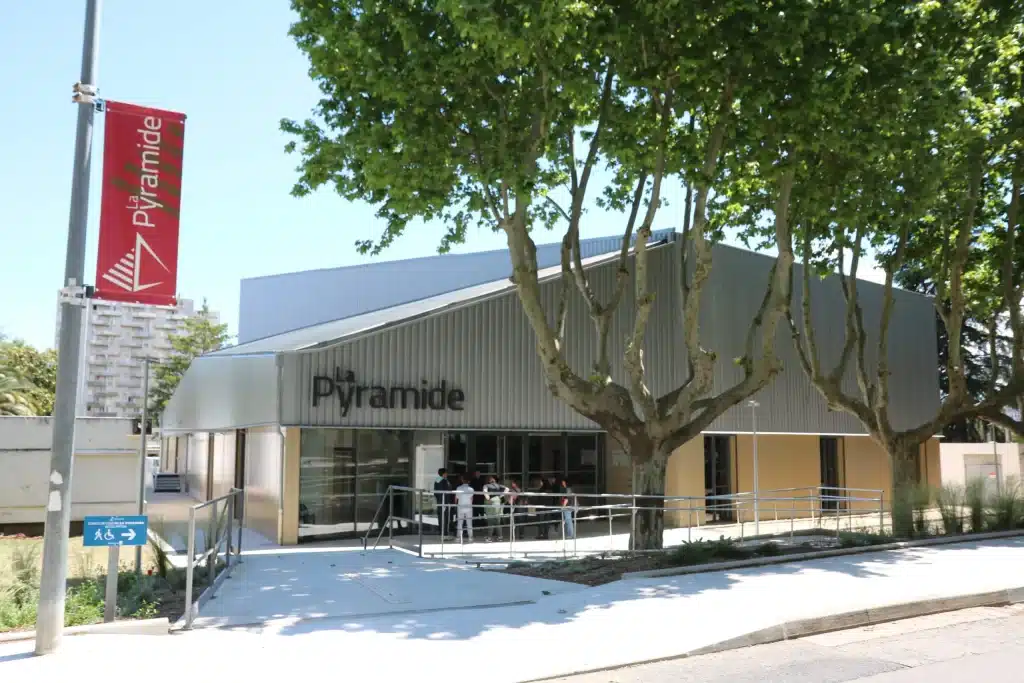 Bagnols-sur-Cèze - Centre culturel Léo Lagrange - Hugon Tribunes